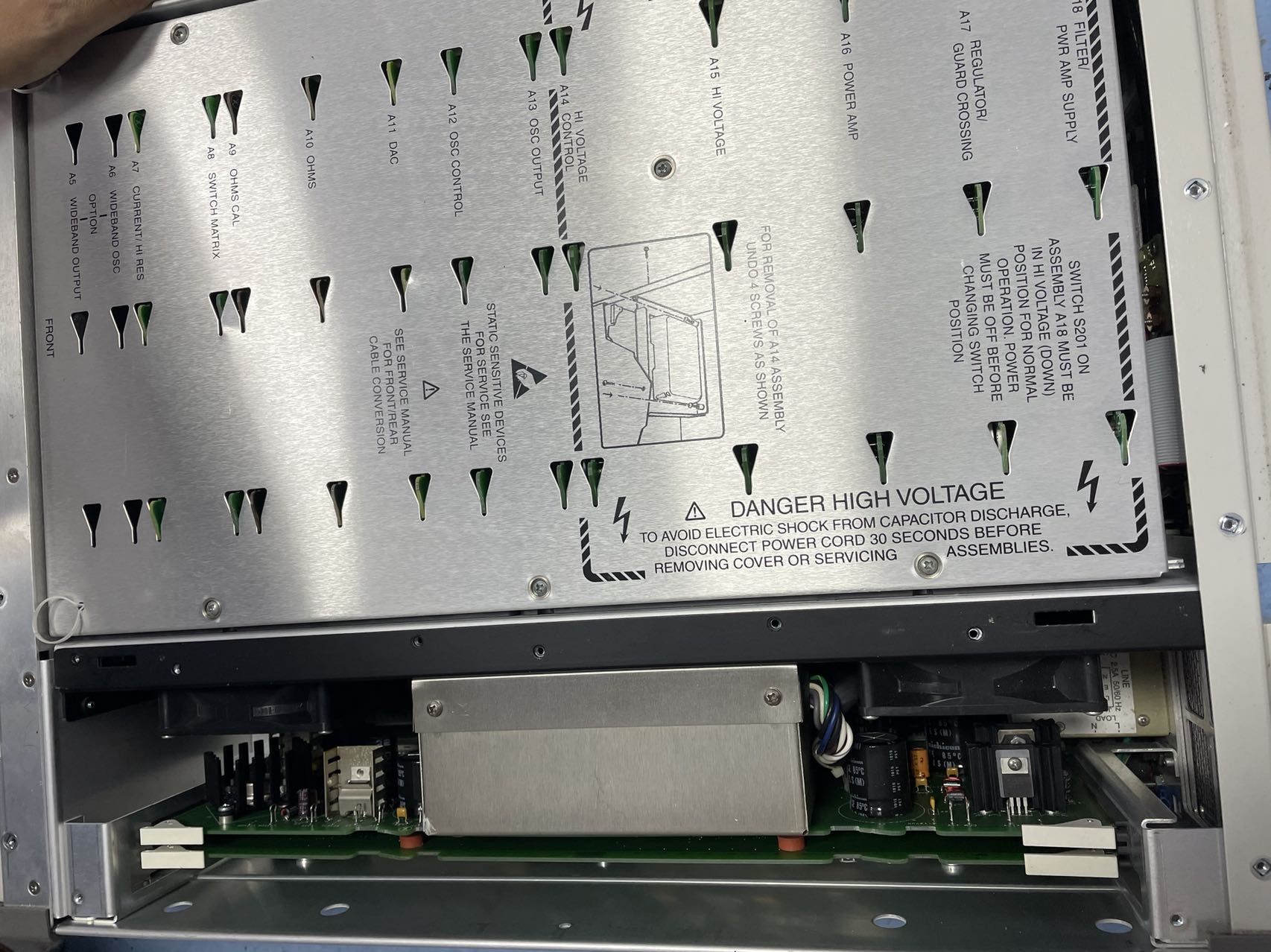 6388414f2af40.jpg 維修多功能校準(zhǔn)儀FLUKE5700A 2.jpg